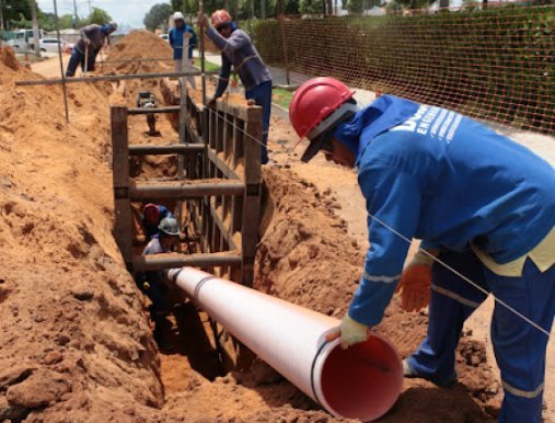 Obra de saneamento com instalação de tubulação